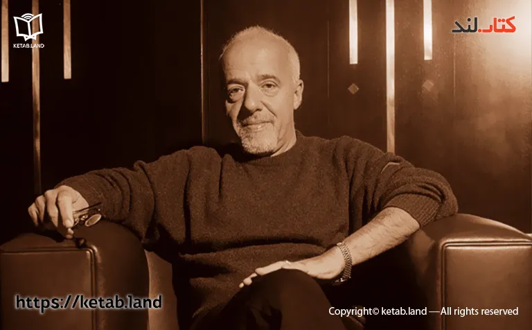 پائولو کوئیلو کیست؟ زندگینامه کامل Paulo Coelho 2 پائولو کوئیلو نشسته و به دوربین نگاه میکند - کتاب لند
